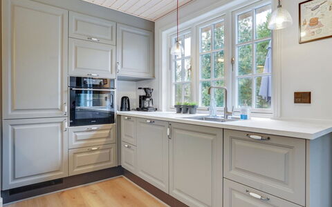 Emmeli - 1.2Km from the Sea: Cabinetry, Indretning, Køkken, Gulvbelægning, Træ, Countertop, Skuffe, Etage, Møbel, Køkken Apparat