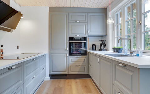 Emmeli - 1.2Km from the Sea: Køkken, Cabinetry, Træ, Indretning, Gulvbelægning, Countertop, Skuffe, Køkken Apparat, Loft, Etage