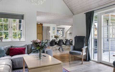 Emmeli - 1.2Km from the Sea: Indretning, Træ, Loft, Møbel, Gulvbelægning, Hjem, Couch, Stue, Etage, Belysning