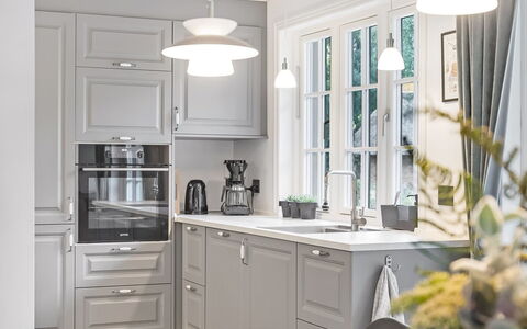 Emmeli - 1.2Km from the Sea: Køkken, Cabinetry, Møbel, Indretning, Gulvbelægning, Køkken Apparat, Countertop, Loft, Skuffe, Lysarmatur