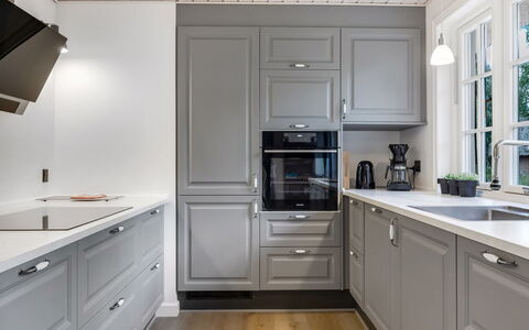 Emmeli - 1.2Km from the Sea: Køkken, Cabinetry, Indretning, Gulvbelægning, Loft, Køkken Apparat, Countertop, Møbel, Etage, Skuffe