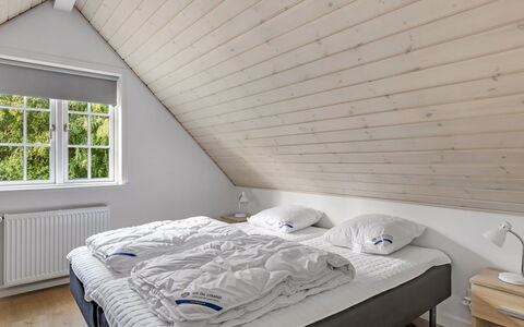 Emmeli - 1.2Km from the Sea: Træ, Soveværelse, Seng, Gulvbelægning, Etage, Loft, Indretning, Hjem, Sengetøj, Bed Frame