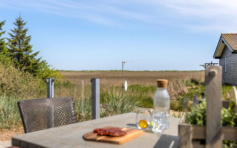 Eldora - 1.4Km from the Sea: Møbel, Træ, Indretning, Gulvbelægning, Etage, Stol, Værelse, Loft, Stue, Lejlighed