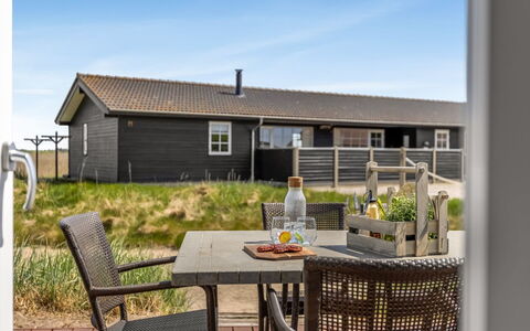 Eldora - 1.4Km from the Sea: Møbel, Træ, Indretning, Gulvbelægning, Etage, Stol, Værelse, Loft, Stue, Lejlighed