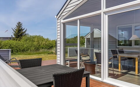 Eldora - 1.4Km from the Sea: Møbel, Træ, Indretning, Gulvbelægning, Etage, Stol, Værelse, Loft, Stue, Lejlighed