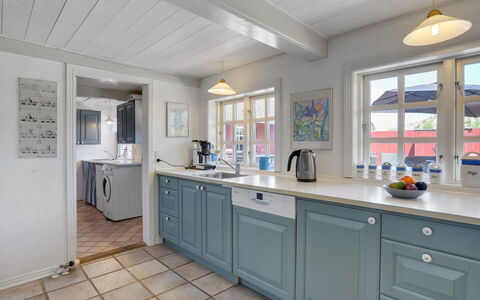 Edelgard - 4.5Km from the Sea: Træ, Gulvbelægning, Hjem, Etage, Møbel, Cabinetry, Dør, Køkken, Countertop, Loft