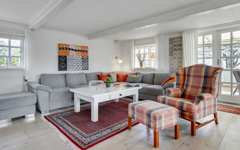 Edelgard - 4.5Km from the Sea: Møbel, Couch, Indretning, Stue, Loft, Bord, Hjem, Etage, Lejlighed