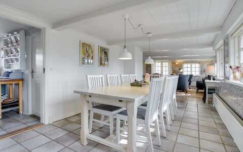 Edelgard - 4.5Km from the Sea: Møbel, Gulvbelægning, Etage, Indretning, Træ, Loft, Bord, Køkken & Spisebord, Trægulve, Spisestue