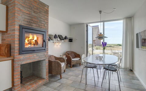 Helgo - 250M from the Sea: Træ, Gulvbelægning, Møbel, Mursten, Etage, Hearth, Murværk, Stue, Stol, Bejdse