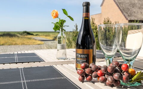 Helgo - 250M from the Sea: Møbel, Flaske, Vin, Glas Flaske, Mad, Vinflaske, Stol, Serveware