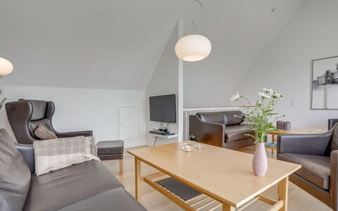Helgo - 250M from the Sea: Møbel, Indretning, Gulvbelægning, Væg, Loft, Couch, Etage, Træ, Lysarmatur, Stue