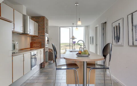 Helgo - 250M from the Sea: Møbel, Gulvbelægning, Indretning, Etage, Træ, Stol, Loft, Køkken, Countertop, Køkken & Spisebord