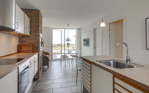 Helgo - 250M from the Sea: Væg, Gulvbelægning, Etage, Countertop, Møbel, Køkken, Cabinetry, Kompositmateriale, Lejlighed, Bejdse