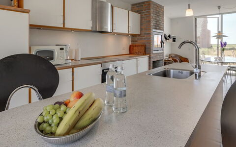 Helgo - 250M from the Sea: Countertop, Køkken, Indretning, Cabinetry, Møbel, Gulvbelægning, Køkken Apparat, Loft, Lysarmatur, Belysning