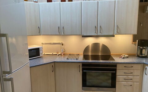 Orpah - 2.5Km from the Sea: Køkken, Køkken Apparat, Gulvbelægning, Træ, Countertop, Cabinetry, Større Bandage, Møbel, Indretning, Husholdningsapparat