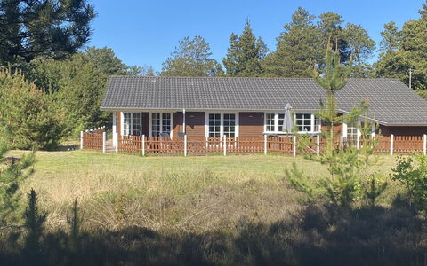 Orpah - 2.5Km from the Sea: Møbel, Træ, Indretning, Gulvbelægning, Etage, Stol, Værelse, Loft, Stue, Lejlighed