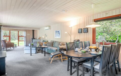 Eliane - 4Km from the Sea: Møbel, Træ, Indretning, Loft, Gulvbelægning, Etage, Couch, Stue, Bord, Værelse