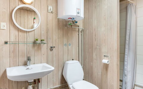 Eliane - 4Km from the Sea: Badeværelse, Toiletbræt, Sanitærarmatur, Væg, Toilet, Badeværelsesvask, Gulvbelægning, Indretning, Håndvask, Etage