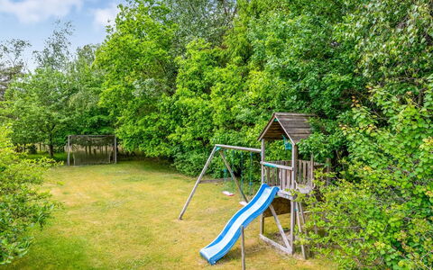 Eliane - 4Km from the Sea: Busk, Legetøjsrutsjebane, Have, Lawn, Skygge, Gård, Landscaping, Backyard, Parkere, Legepladsudstyr