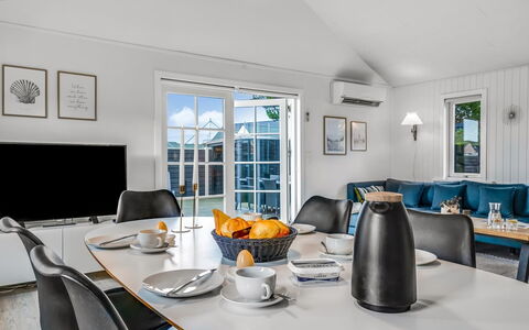 Aila - 1.4Km from the Sea: Loft, Indretning, Møbel, Hjem, Etage, Køkken & Spisebord, Stol, Kaffebord, Stue