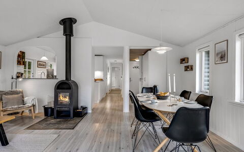 Aila - 1.4Km from the Sea: Træ, Gulvbelægning, Indretning, Loft, Trægulve, Stue, Hjem, Etage, Møbel, Værelse