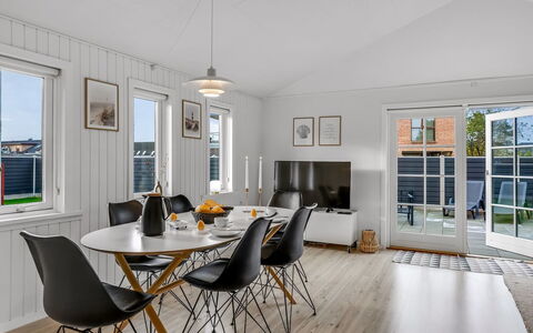 Aila - 1.4Km from the Sea: Træ, Gulvbelægning, Indretning, Loft, Trægulve, Etage, Møbel, Køkken & Spisebord, Spisestue, Stol