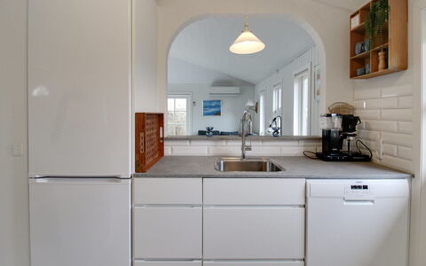 Aila - 1.4Km from the Sea: Køkken Apparat, Køkken, Countertop, Cabinetry, Indretning, Større Bandage, Gulvbelægning, Møbel, Træ, Husholdningsapparat