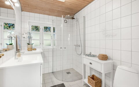 Aila - 1.4Km from the Sea: Sanitærarmatur, Gulvbelægning, Indretning, Etage, Loft, Badeværelse, Håndvask, Vvs, Tap, Badeværelsesskab