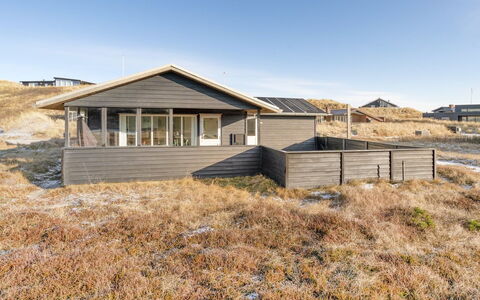 Meike - 300M from the Sea: Tag, Hus, Land Lot, Hjem, Sommerhus, Estate, Garden Bygninger, Skygge, Bjælkehytte, Landscaping
