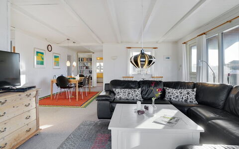 Meike - 300M from the Sea: Gulvbelægning, Etage, Loft, Indretning, Countertop, Køkken, Cabinetry, Værelse, Større Bandage, Lysarmatur