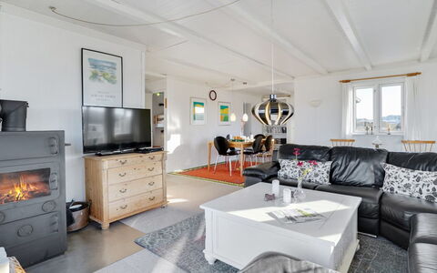 Meike - 300M from the Sea: Gulvbelægning, Etage, Loft, Indretning, Countertop, Køkken, Cabinetry, Værelse, Større Bandage, Lysarmatur