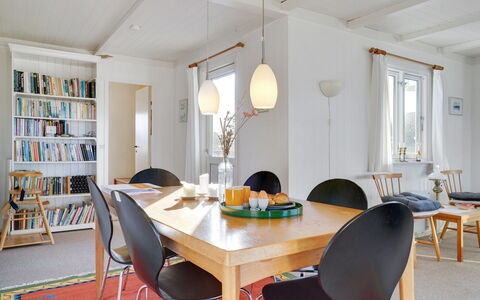 Meike - 300M from the Sea: Gulvbelægning, Etage, Loft, Indretning, Countertop, Køkken, Cabinetry, Værelse, Større Bandage, Lysarmatur