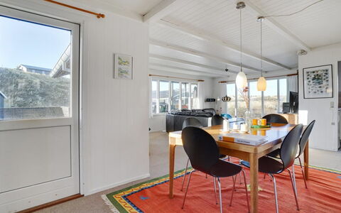 Meike - 300M from the Sea: Gulvbelægning, Etage, Loft, Indretning, Countertop, Køkken, Cabinetry, Værelse, Større Bandage, Lysarmatur