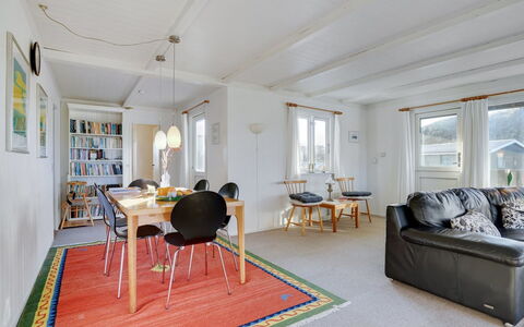 Meike - 300M from the Sea: Gulvbelægning, Etage, Loft, Indretning, Countertop, Køkken, Cabinetry, Værelse, Større Bandage, Lysarmatur