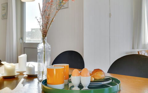 Meike - 300M from the Sea: Gulvbelægning, Etage, Loft, Indretning, Countertop, Køkken, Cabinetry, Værelse, Større Bandage, Lysarmatur