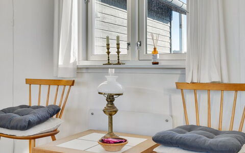 Meike - 300M from the Sea: Gulvbelægning, Etage, Loft, Indretning, Countertop, Køkken, Cabinetry, Værelse, Større Bandage, Lysarmatur