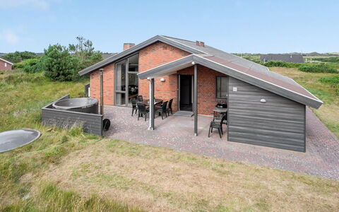 Mert - 1.2Km from the Sea: Græs, Hus, Tag, Hjem, Sommerhus, Busk, Land Lot, Landdistrikt, Stuehus, Bunddække
