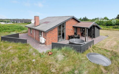 Mert - 1.2Km from the Sea: Græs, Hus, Tag, Hjem, Sommerhus, Busk, Land Lot, Landdistrikt, Stuehus, Bunddække