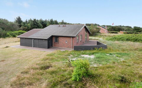 Mert - 1.2Km from the Sea: Græs, Hus, Tag, Hjem, Sommerhus, Busk, Land Lot, Landdistrikt, Stuehus, Bunddække