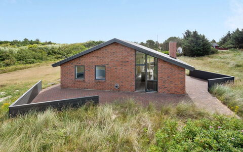 Mert - 1.2Km from the Sea: Græs, Hus, Tag, Hjem, Sommerhus, Busk, Land Lot, Landdistrikt, Stuehus, Bunddække