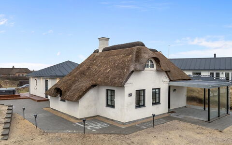 Annelouise - 100M from the Sea: Hus, Tag, Hjem, Sommerhus, Skur, Garden Bygninger, Sidespor, Gård, Bjælkehytte, Hytte
