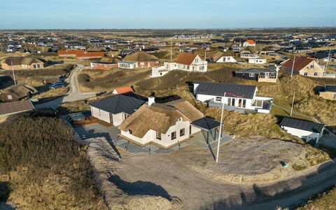Annelouise - 100M from the Sea: Hus, Tag, Hjem, Sommerhus, Skur, Garden Bygninger, Sidespor, Gård, Bjælkehytte, Hytte