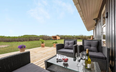 Thamara - 350M from the Sea: Hus, Tag, Hjem, Sommerhus, Skur, Garden Bygninger, Sidespor, Gård, Bjælkehytte, Hytte