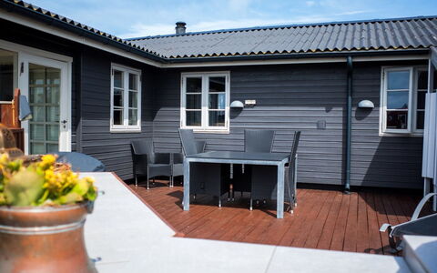 Algea - 300M from the Sea: Træ, Dør, Hus, Hjem, Tag, Sidespor, Udendørs Møbler, Sommerhus, Dæk, Veranda