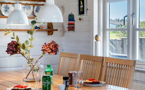 Algea - 300M from the Sea: Møbel, Træ, Indretning, Gulvbelægning, Bord, Etage, Lysarmatur, Køkken & Spisebord, Spisestue, Belysning