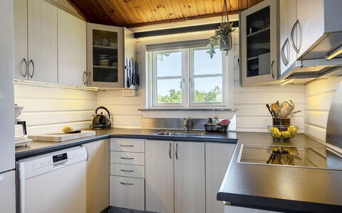 Algea - 300M from the Sea: Køkken, Køkken Apparat, Countertop, Større Bandage, Træ, Cabinetry, Husholdningsapparat, Gulvbelægning, Indretning, Møbel