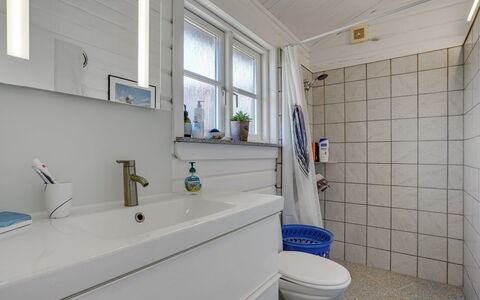 Algea - 300M from the Sea: Gulvbelægning, Sanitærarmatur, Etage, Badeværelse, Vvs, Håndvask, Tap, Flise, Toilet, Badeværelsesskab