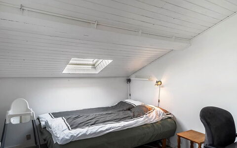 Algea - 300M from the Sea: Loft, Etage, Træ, Gulvbelægning, Indretning, Soveværelse, Møbel, Seng, Belysning, Sengetøj