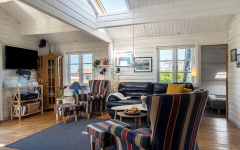 Algea - 300M from the Sea: Møbel, Træ, Hjem, Stol, Dør, Sommerhus, Loft, Hårdttræ, Sidespor, Stue