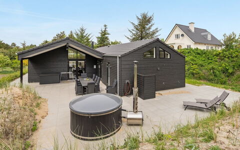Antonina - 800M from the Sea: Træ, Gulvbelægning, Indretning, Etage, Møbel, Trægulve, Værelse, Loft, Bejdse, Hårdttræ